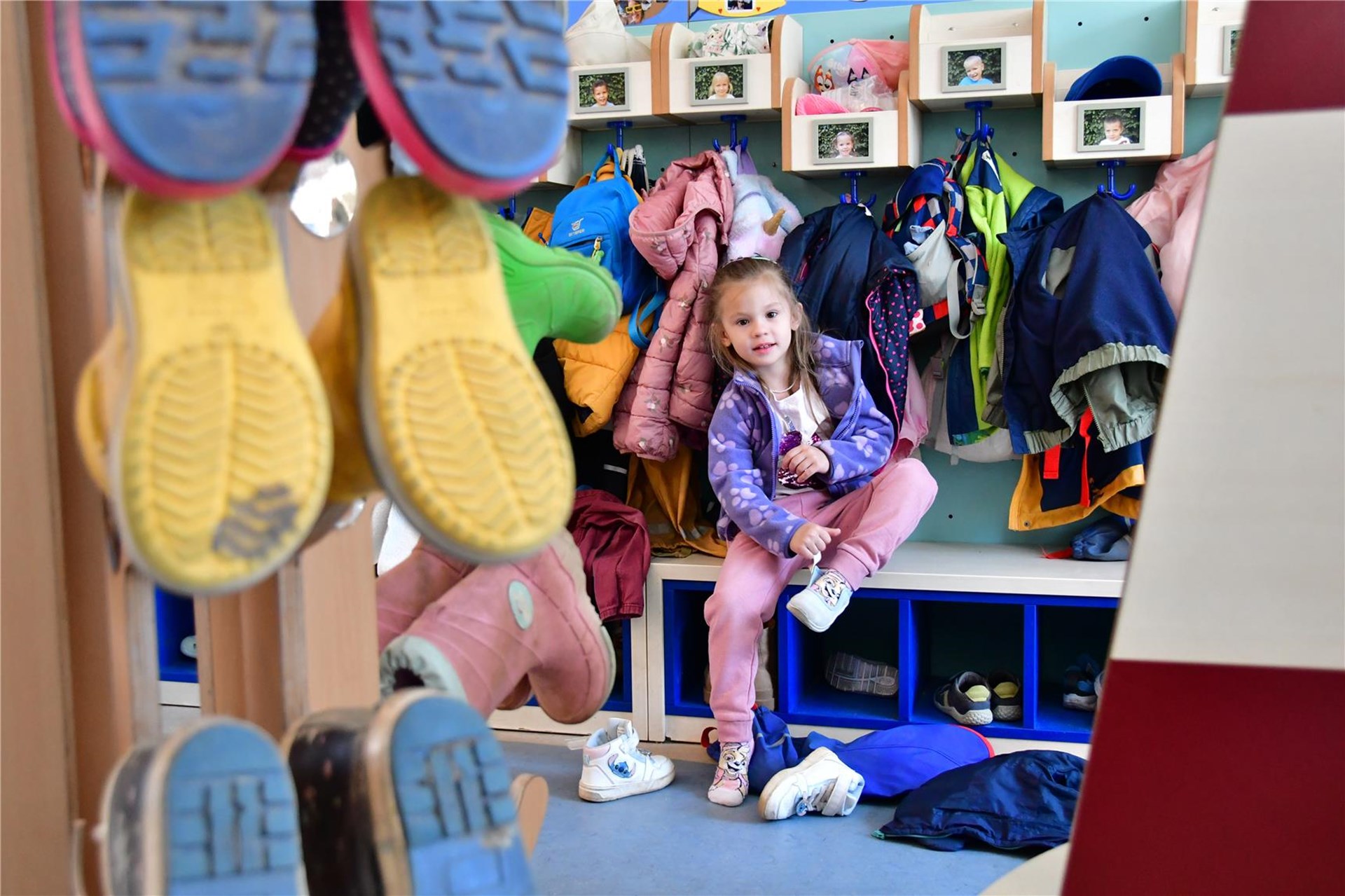 Ein Kind sitzt an der Garderobe im Familienzentrum Sterntaler in Goch.