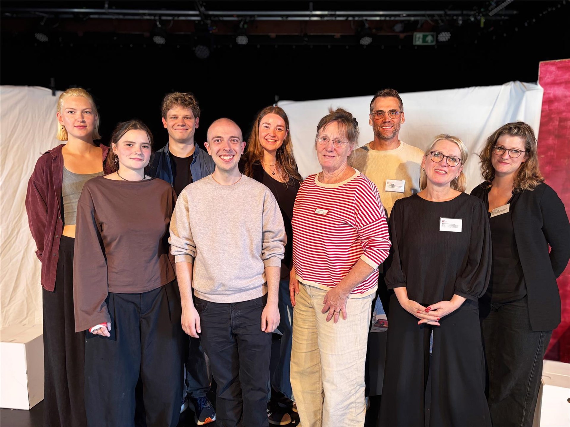 Die Fachkräfte der Fachstellen gegen sexualisierte Gewalt an Kinder und Jugendlichen im Kreis Kleve sowie die Schauspieler:innen der Theaterkunstschule „Theater im Fluss“ freuen sich über die erfolgreiche Premiere. 