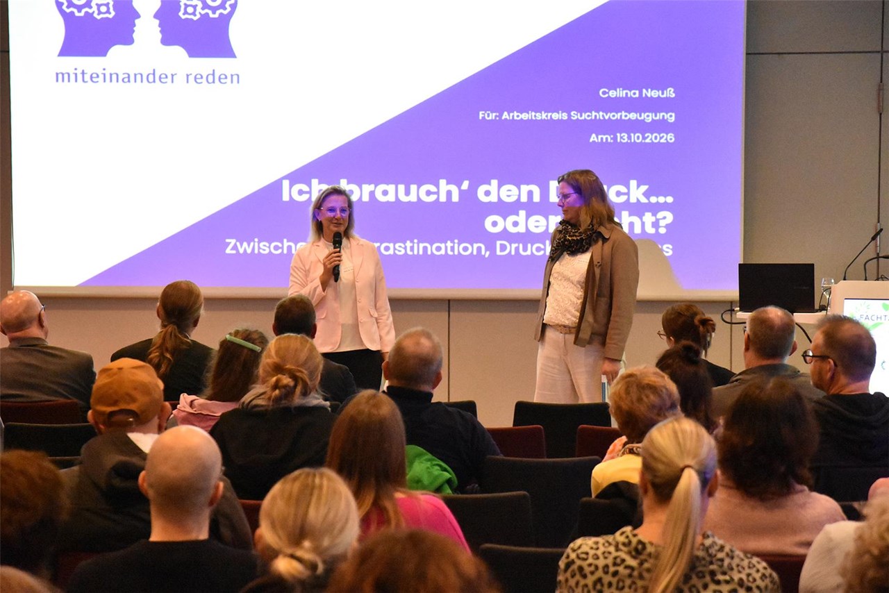 Petra van Bergen (Diakonie) und Barbara Kortland (Caritas) eröffneten den Fachtag im Bühnenhaus der Stadt Kevelaer.