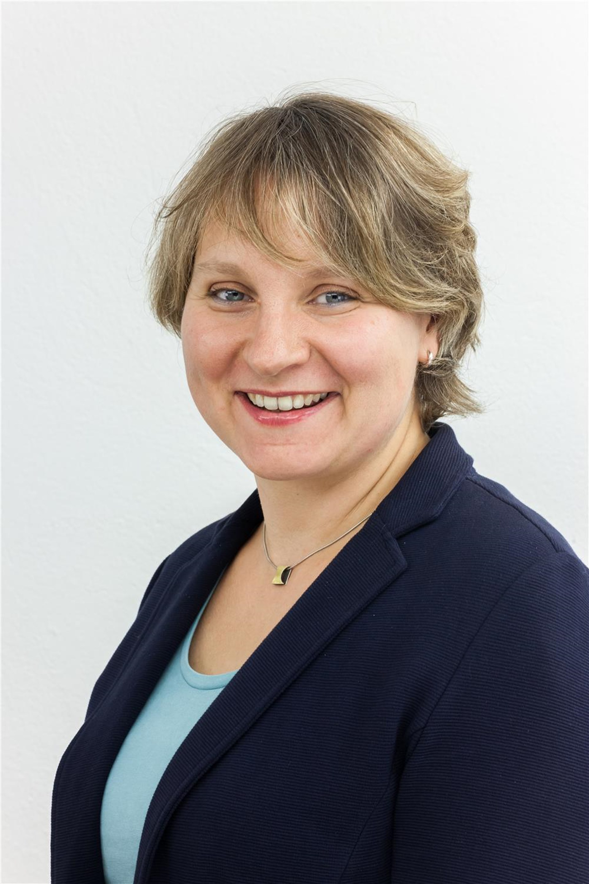 Dr. Juliane Hasselaar
