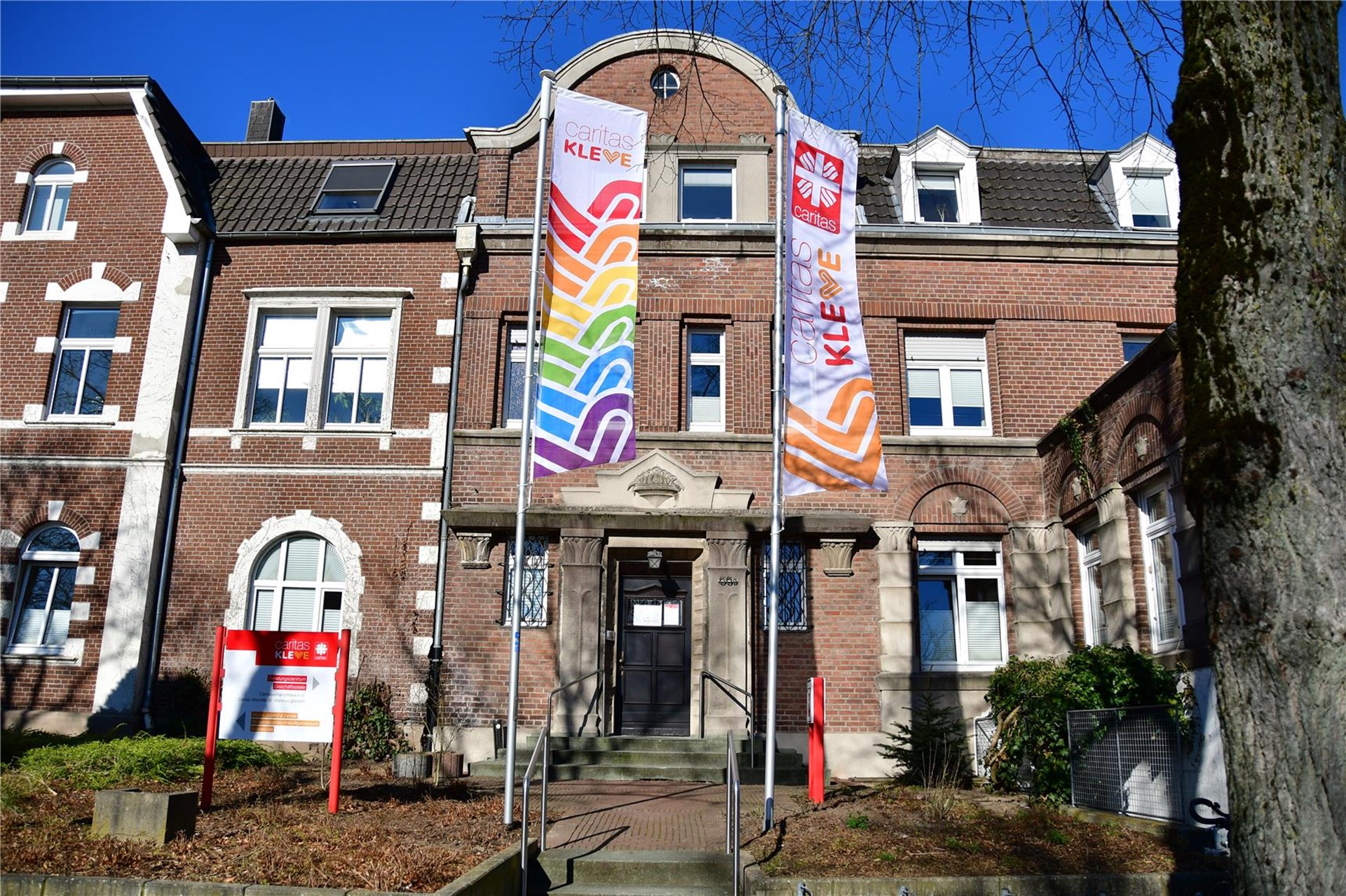 Foto Hoffmannallee Fahnen